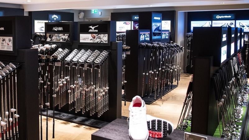 Hàng trăm bộ gậy golf từ các thương hiệu lớn trên thế giới